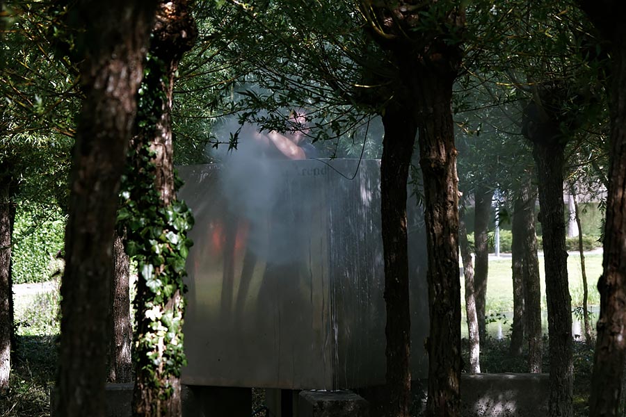 Het rvs centrumobject wordt met de hogedrukspuit gereinigd.